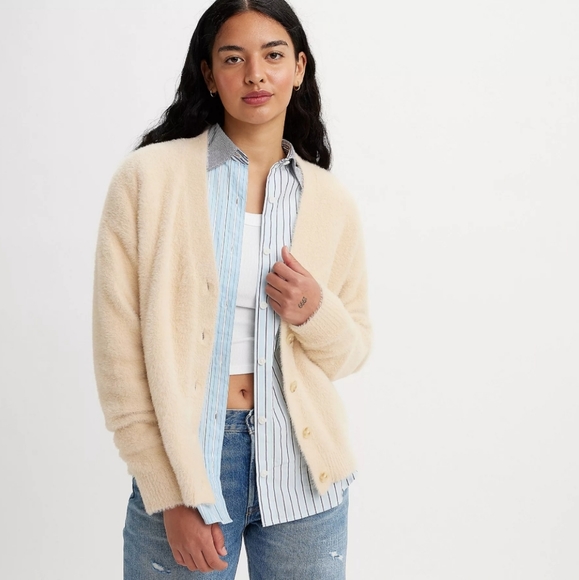 Levi's Sweaters - 🎉3X HP🎊 Women's Fuzzy Levi's Cardigan